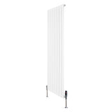 Radiatore piatto monocolonna bianco, dimensioni 1600 x 560 mm, con finitura liscia e valvole cromate, design moderno e minimalista