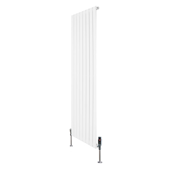 Radiatore piatto monocolonna bianco, dimensioni 1600 x 560 mm, con finitura liscia e valvole cromate, design moderno e minimalista