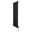 Radiatore piatto monocolonna nero, dimensioni 1600 x 560 mm, con finitura liscia e valvole eleganti, ideale per spazi moderni