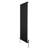Radiatore piatto monocolonna nero, dimensioni 1600 x 560 mm, con finitura liscia e valvole eleganti, ideale per spazi moderni