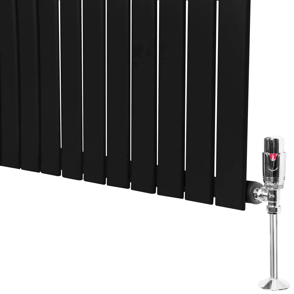 Radiatore piatto monocolonna nero, dimensioni 1600 x 560 mm, con finitura liscia e valvole cromate per un design moderno ed elegante