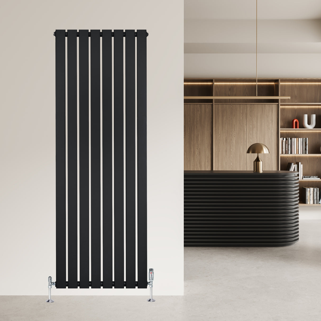 Radiatore piatto monocolonna nero, 1600 x 560 mm, con finitura liscia e linee verticali, installato su parete moderna e minimalista