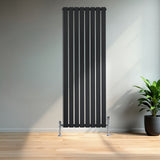 Radiatore piatto monocolonna nero con finitura liscia, dimensioni 1600 x 560 mm, installato in un ambiente moderno e luminoso