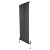 Radiatore piatto monocolonna grigio antracite, dimensioni 1600 x 700 mm, con finitura liscia e valvole moderne in metallo lucido