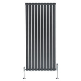Radiatore piatto monocolonna grigio antracite, 1600 x 700 mm, con finitura liscia e valvole cromate ai lati per un design moderno