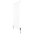 Radiatore piatto monocolonna bianco, 1600 x 700 mm, con finitura liscia e valvole in metallo, design elegante e moderno