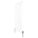 Radiatore piatto monocolonna bianco, 1600 x 700 mm, con finitura liscia e valvole in metallo, design elegante e moderno