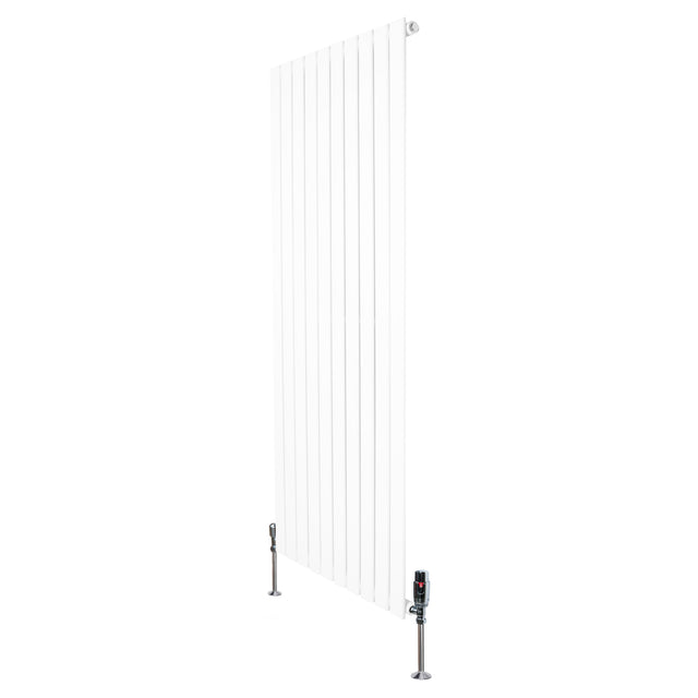 Radiatore piatto monocolonna bianco, 1600 x 700 mm, con finitura liscia e valvole in metallo, design elegante e moderno