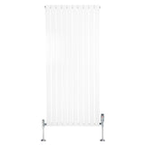 Radiatore piatto monocolonna bianco, dimensioni 1600 x 700 mm, con finitura liscia e valvole cromate ai lati per un design elegante