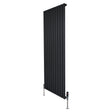 Radiatore piatto monocolonna nero, 1600 x 700 mm, con finitura liscia e valvole in metallo, design elegante e moderno