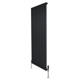 Radiatore piatto monocolonna nero, 1600 x 700 mm, con finitura liscia e valvole in metallo, design elegante e moderno