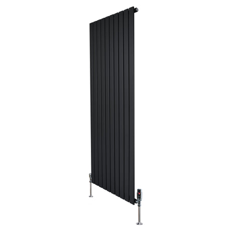 Radiatore piatto monocolonna nero, 1600 x 700 mm, con finitura liscia e valvole in metallo, design elegante e moderno