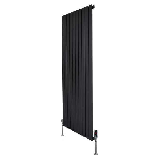 Radiatore piatto monocolonna nero, 1600 x 700 mm, con finitura liscia e valvole in metallo, design elegante e moderno