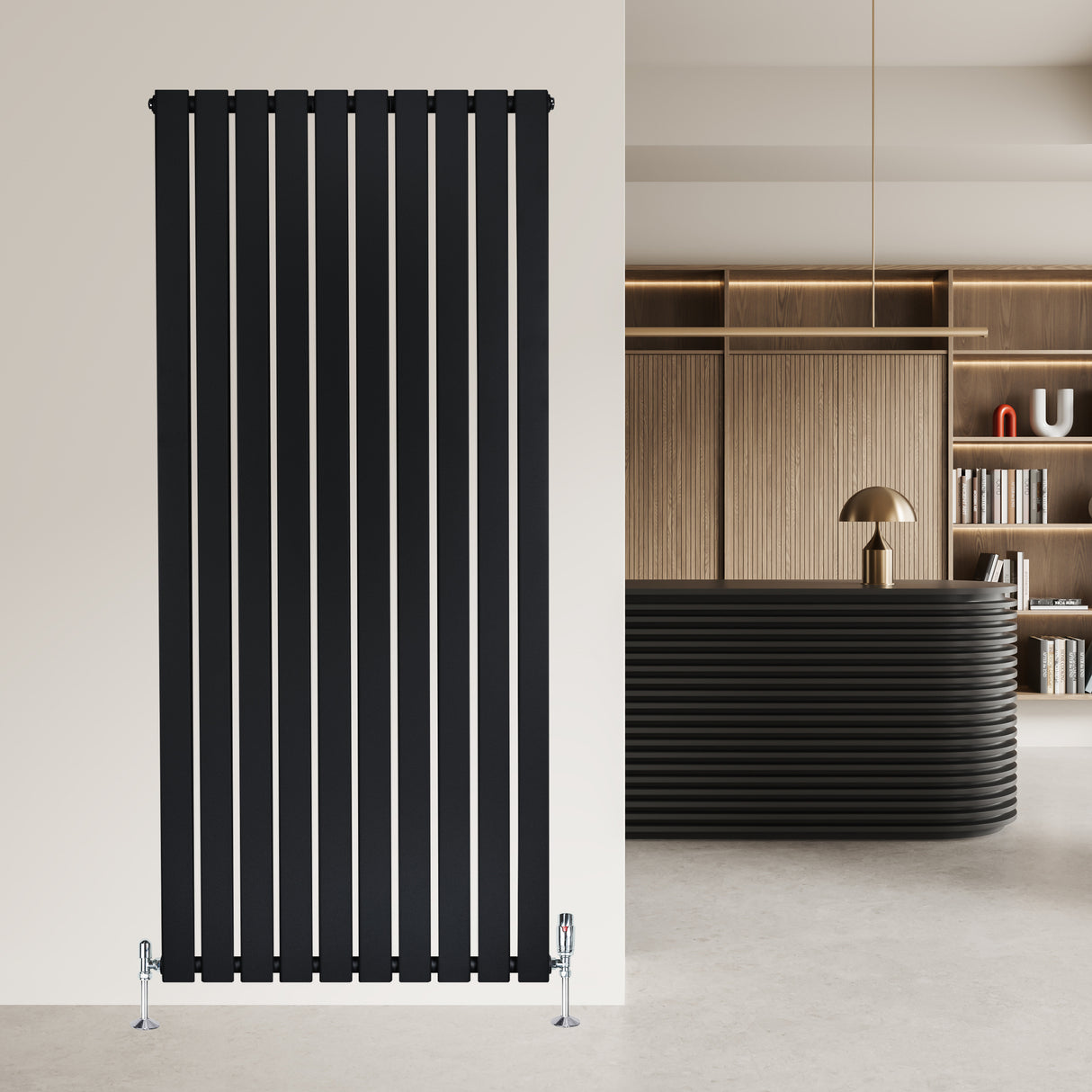 Radiatore piatto monocolonna nero, 1600 x 700 mm, con finitura liscia e linee verticali, installato su parete moderna e minimalista