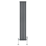 Radiatore piatto monocolonna grigio antracite, design elegante con finitura liscia e valvole cromate, dimensioni 1800 x 280 mm