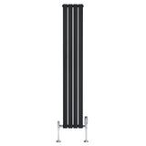 Radiatore piatto monocolonna nero, dimensioni 1800 x 280 mm, con finitura liscia e valvole cromate ai lati per un design moderno