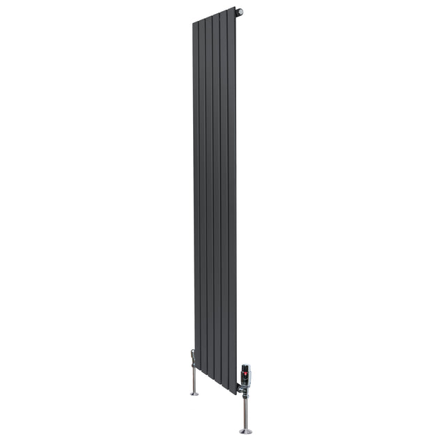 Radiatore piatto monocolonna grigio antracite, 1800 x 420 mm, con finitura liscia e valvole integrate per un design moderno ed elegante