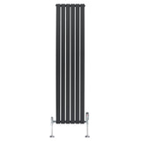 Radiatore piatto monocolonna grigio antracite, design elegante con finitura liscia, dimensioni 1800 x 420 mm, dotato di valvole cromate