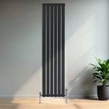 Radiatore piatto monocolonna grigio antracite, 1800 x 420 mm, con finitura liscia e valvole, posizionato in un ambiente moderno e luminoso