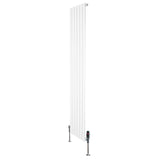 Radiatore piatto monocolonna bianco, 1800 x 420 mm, con finitura liscia e valvole in metallo lucido, design elegante e moderno