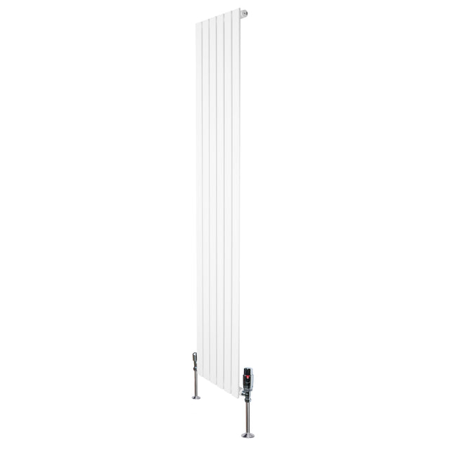 Radiatore piatto monocolonna bianco, 1800 x 420 mm, con finitura liscia e valvole in metallo lucido, design elegante e moderno