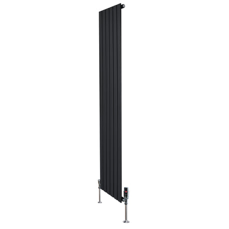 Radiatore piatto monocolonna nero, 1800 x 420 mm, con finitura liscia e valvole integrate, ideale per ambienti moderni