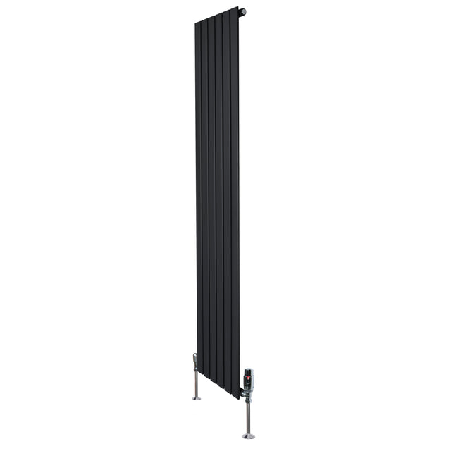 Radiatore piatto monocolonna nero, 1800 x 420 mm, con finitura liscia e valvole integrate, ideale per ambienti moderni