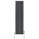 Radiatore piatto monocolonna nero, 1800 x 420 mm, con finitura liscia e valvole cromate, ideale per spazi moderni e minimalisti