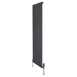 Radiatore piatto monocolonna grigio antracite, 1800 x 560 mm, con finitura liscia e valvole moderne, ideale per ambienti eleganti