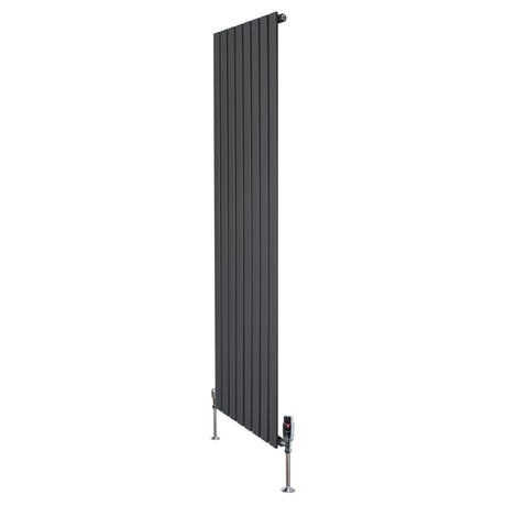 Radiatore piatto monocolonna grigio antracite, 1800 x 560 mm, con finitura liscia e valvole moderne, ideale per ambienti eleganti