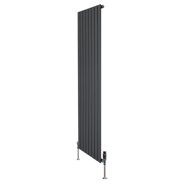 Radiatore piatto monocolonna grigio antracite, 1800 x 560 mm, con finitura liscia e valvole moderne, ideale per ambienti eleganti