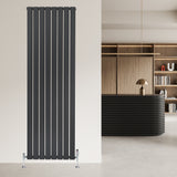 Radiatore piatto monocolonna grigio antracite, design elegante e moderno, installato su parete con valvole visibili, ambiente minimalista