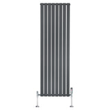 Radiatore piatto monocolonna grigio antracite, misura 1800 x 560 mm, con finitura liscia e valvole cromate ai lati