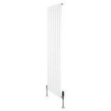 Radiatore piatto monocolonna bianco, 1800 x 560 mm, con finitura liscia e valvole moderne, ideale per ambienti eleganti