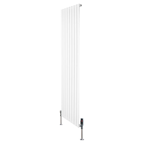 Radiatore piatto monocolonna bianco, 1800 x 560 mm, con finitura liscia e valvole moderne, ideale per ambienti eleganti