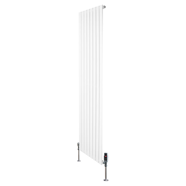 Radiatore piatto monocolonna bianco, 1800 x 560 mm, con finitura liscia e valvole moderne, ideale per ambienti eleganti