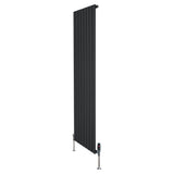 Radiatore piatto monocolonna nero, dimensioni 1800 x 560 mm, con finitura liscia e valvole in metallo lucido, design moderno e elegante