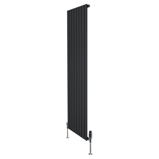 Radiatore piatto monocolonna nero, dimensioni 1800 x 560 mm, con finitura liscia e valvole in metallo lucido, design moderno e elegante