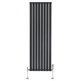Radiatore piatto monocolonna nero, 1800 x 560 mm, con finitura liscia e valvole cromate, ideale per ambienti moderni