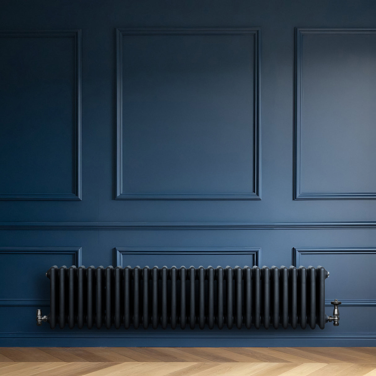 Radiatore tradizionale a 4 colonne in grigio antracite, installato su una parete blu, con finitura liscia e design elegante