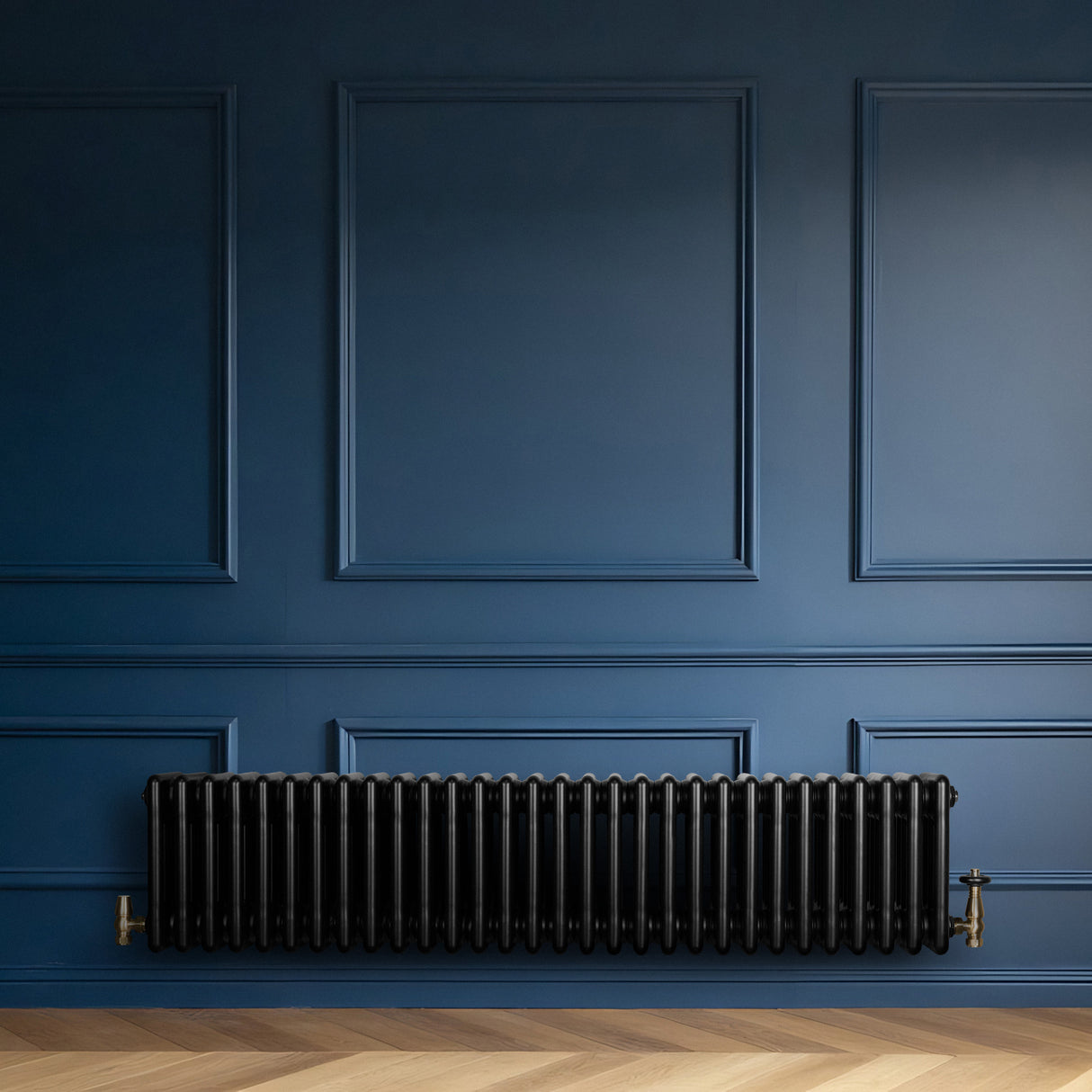 Radiatore tradizionale a 4 colonne, 300 x 1370 mm, finitura nera lucida, installato su parete blu, con valvole in ottone