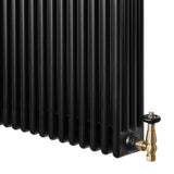 Radiatore tradizionale a 4 colonne, finitura nera opaca, con valvole in ottone, design elegante e linee verticali accentuate