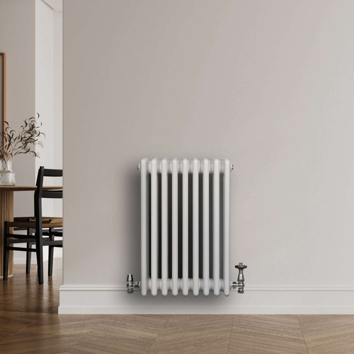 Radiatore tradizionale a 4 colonne, bianco lucido, con valvole, installato su una parete in un ambiente moderno e minimalista