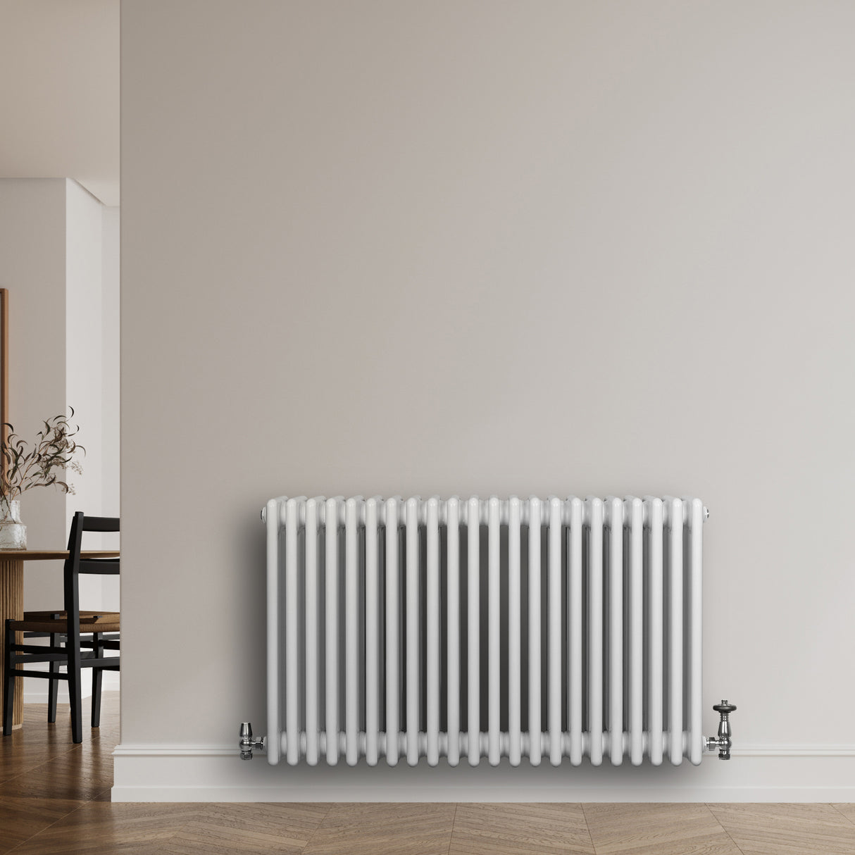 Radiatore tradizionale orizzontale a 4 colonne, finitura bianca lucida, installato su parete in ambiente moderno e luminoso