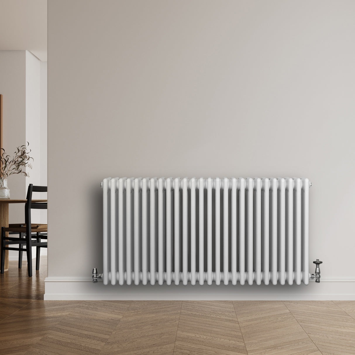 Radiatore tradizionale orizzontale a 4 colonne, finitura bianca lucida, installato su parete in un ambiente moderno con pavimento in legno