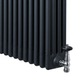Radiatore tradizionale verticale a 4 colonne, finitura grigio antracite, con valvole lucide e dettagli eleganti per un tocco moderno