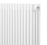 Radiatore tradizionale verticale a 4 colonne, finitura bianca lucida, con valvole, design elegante e linee pulite per interni moderni