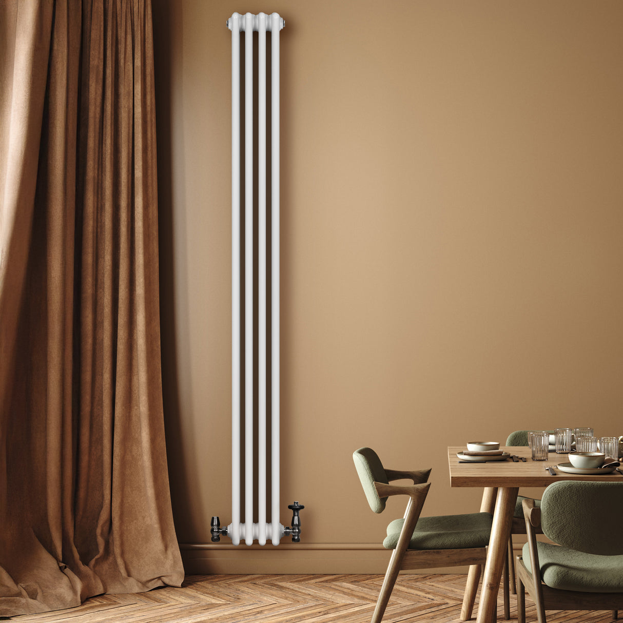 Radiatore tradizionale verticale a 4 colonne, finitura bianca, installato su parete beige, accanto a tavolo e sedie eleganti