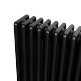 Radiatore tradizionale verticale a 4 colonne, finitura nera lucida, design elegante e linee pulite, ideale per riscaldamento moderno