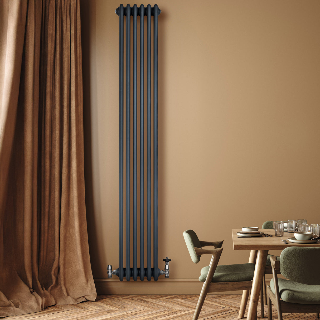Radiatore tradizionale a 4 colonne verticali in grigio antracite, installato su parete beige, con valvole e arredamento elegante circostante